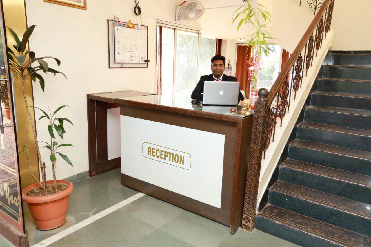 Hotel Manik Moti Lonavala Exteriör bild