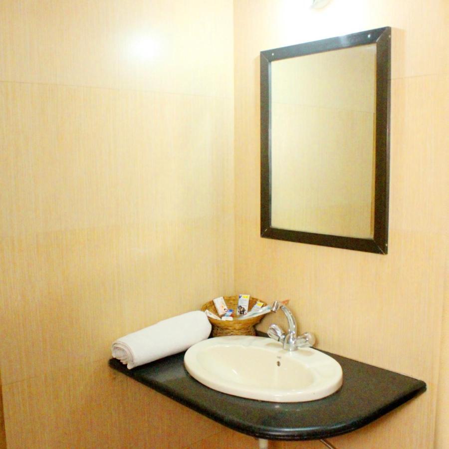 Hotel Manik Moti Lonavala Exteriör bild