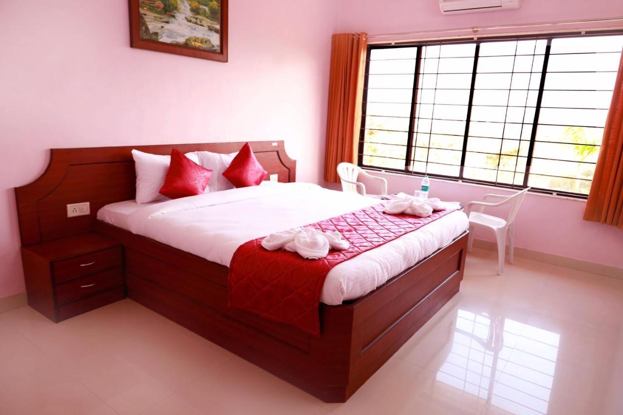Hotel Manik Moti Lonavala Exteriör bild